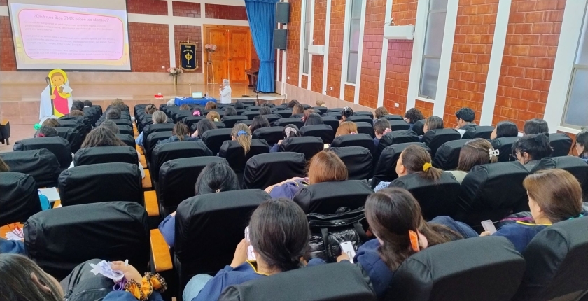 La comunidad educativa participa en la reunión mensual con Hna. Francisca Ponce